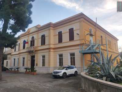 ...� su due livelli e presenta un�eclettica facciata che, pur ricordando il �neoclassicismo murattiano�, presenta elementi barocchi